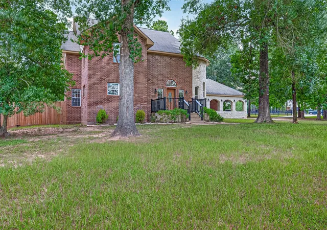 Photo 3 of Single family home for sale at 11232 Kentucky Oaks Dr, Conroe, TX 77304 | MLS# 7046772 | Listing updated on 2026-08-18