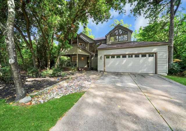 Photo 2 of Single family home for sale at 3 Hidden Deer Cor Ct, Spring, TX 77381 | MLS# 89985621 | Listing updated on 2026-08-24