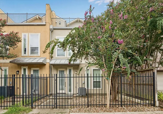 Photo 1 of Townhouse for sale at 1630 Cohn St, Houston, TX 77007 | MLS# 89282347 | Listing updated on 2026-08-29