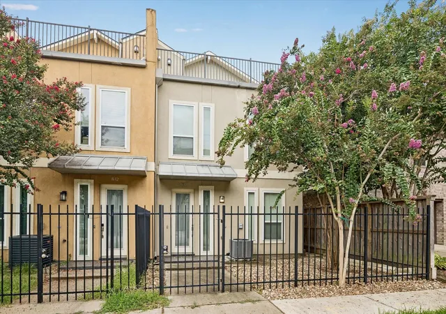 Photo 2 of Townhouse for sale at 1630 Cohn St, Houston, TX 77007 | MLS# 89282347 | Listing updated on 2026-08-29