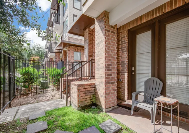 Photo 3 of Sale Pending at 2818 Polk St, Houston, TX 77003 | MLS# 12278126 | Listing updated on 2026-09-12