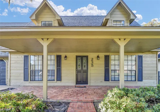 3rd image of 235 S Amherst Dr, West Columbia, TX 77486 | MLS# 69133746