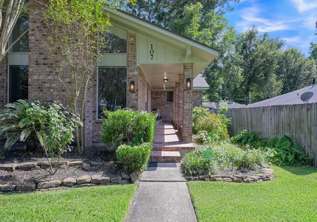 Photo 1 of Single family home for sale at 107 Shadylyn Dr, Conroe, TX 77304 | MLS# 82275763 | Listing updated on 2026-07-18