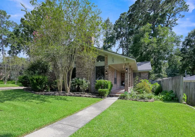 Photo 2 of Single family home for sale at 107 Shadylyn Dr, Conroe, TX 77304 | MLS# 82275763 | Listing updated on 2026-07-18