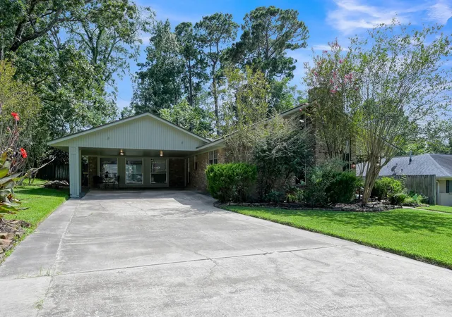 Photo 3 of Single family home for sale at 107 Shadylyn Dr, Conroe, TX 77304 | MLS# 82275763 | Listing updated on 2026-07-18