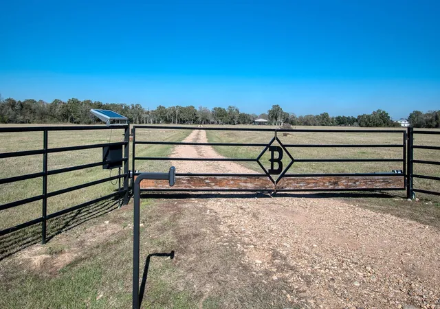 Photo 4 of Sale Pending at 40934 Thomas Ln, Hempstead, TX 77445 | MLS# 65716320 | Listing updated on 2026-09-14