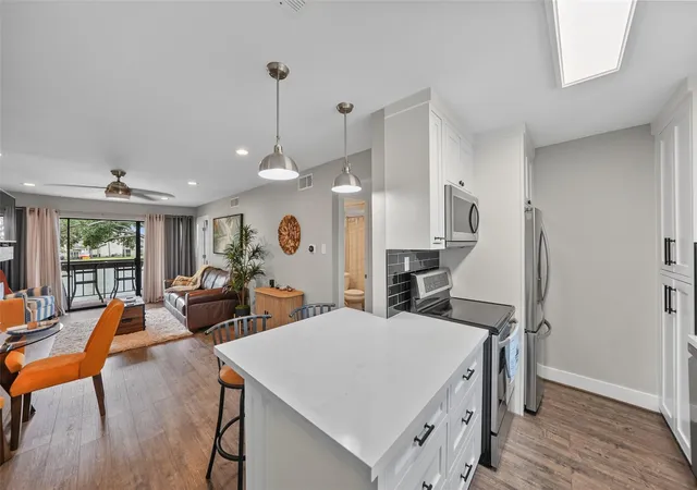 Listing Photo 5 - Condo for sale in building located at 12100 Melville Dr, Montgomery, TX 77356 - Unit #606