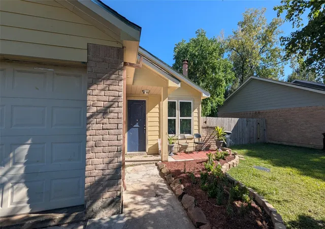 Photo 2 of Single family home for sale at 10027 Towne Mist Dr, Sugar Land, TX 77498 | MLS# 48093960 | Listing updated on 2026-07-29
