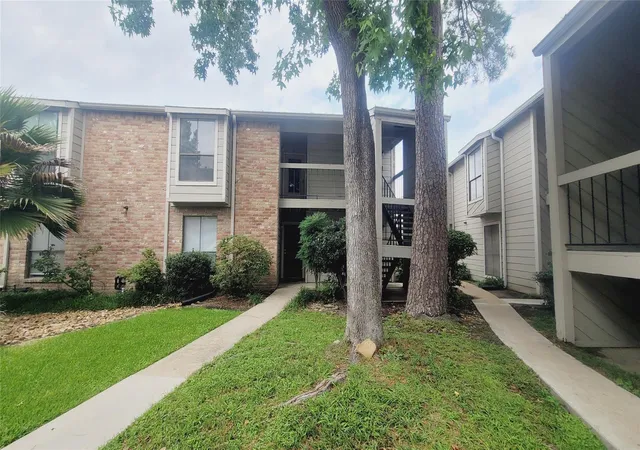 Condo for sale at 17331 Red Oak Dr #10, Houston, TX 77090 | MLS# 68099941
