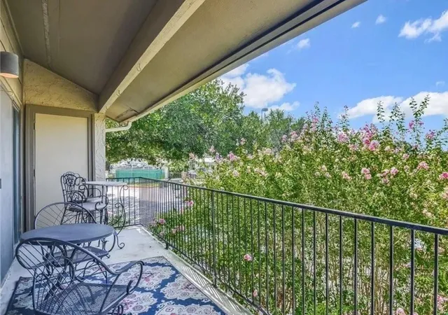 2nd image of 1202 Thorpe Ln, San Marcos, TX 78666