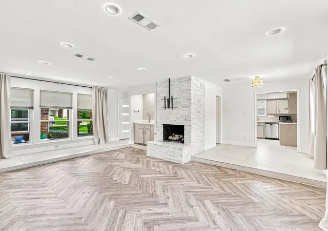 5th image of 1135 Trowbridge Dr, Houston, TX 77062 | MLS# 84513492