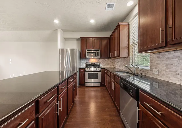 Photo 2 of Townhouse for sale at 3327 Home Point Dr, Houston, TX 77091 | MLS# 64493719 | Listing updated on 2026-09-09