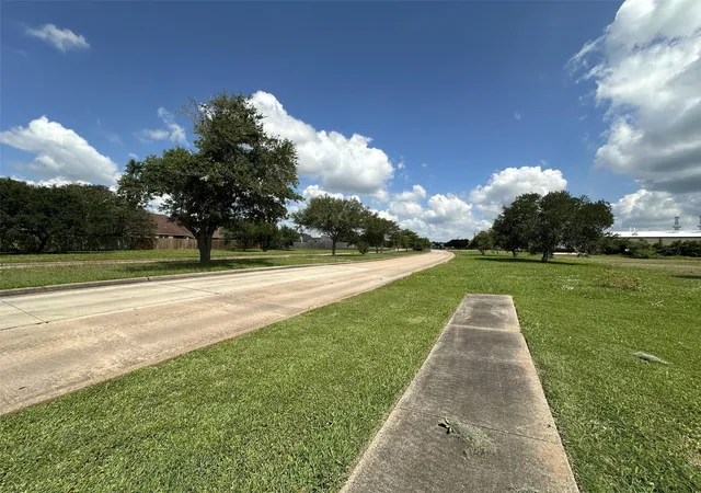 2nd image of 230 Lake Rd, Lake Jackson, TX 77566 | MLS# 79903965