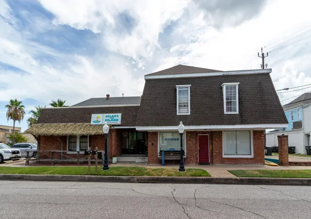 Photo 1 of Sale Pending at 910 Moody Ave, Galveston, TX 77550 | MLS# 85375490 | Listing updated on 2026-08-14