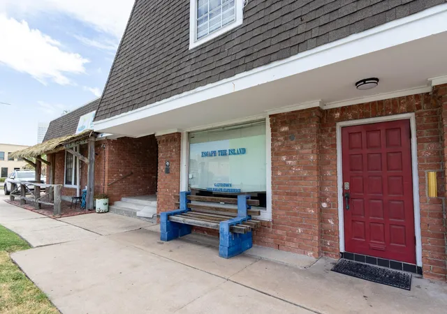 Photo 2 of Sale Pending at 910 Moody Ave, Galveston, TX 77550 | MLS# 85375490 | Listing updated on 2026-08-14