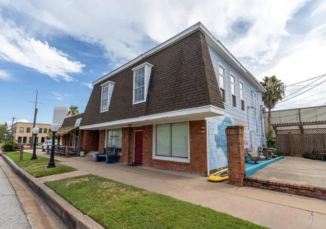 Photo 3 of Sale Pending at 910 Moody Ave, Galveston, TX 77550 | MLS# 85375490 | Listing updated on 2026-08-14