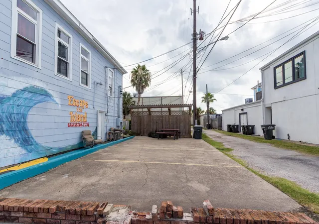 Photo 3 of Sale Pending at 910 Moody Ave, Galveston, TX 77550 | MLS# 85375490 | Listing updated on 2026-08-14