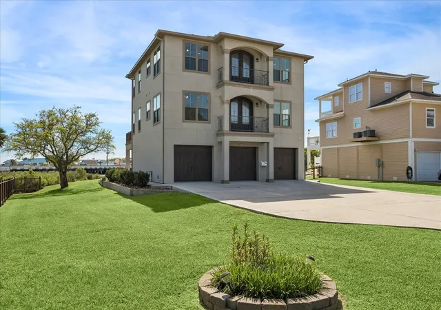 Photo 2 of Single family home for sale at 2001 Oceanview Dr, Seabrook, TX 77586 | MLS# 24498629 | Listing updated on 2026-09-12