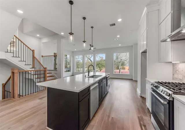 Photo 3 of Single family home for sale at 806 Fisher St #B, Houston, TX 77018 | MLS# 68094302 | Listing updated on 2026-09-14