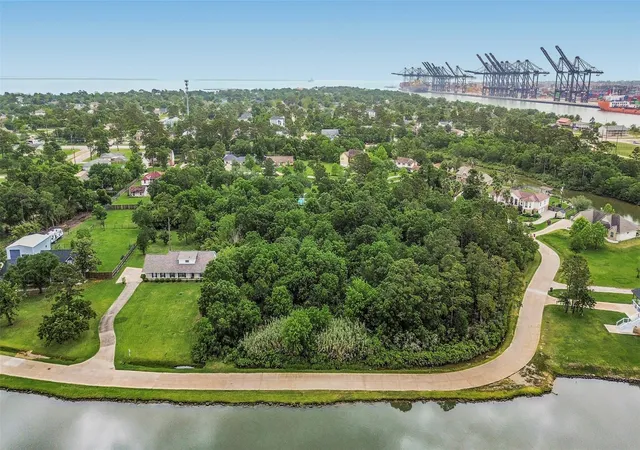 2nd image of 3515 E Bayou Dr, La Porte, TX 77571 | MLS# 12914215
