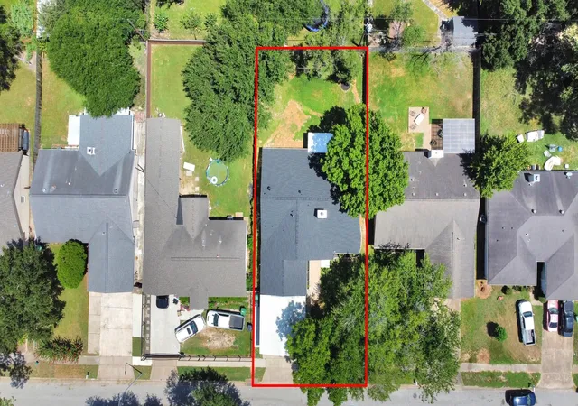 Photo 3 of Single family home for sale at 10550 Emnora Ln, Houston, TX 77043 | MLS# 88807045 | Listing updated on 2026-08-21