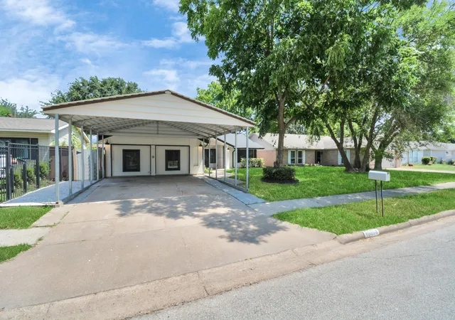Photo 3 of Single family home for sale at 10550 Emnora Ln, Houston, TX 77043 | MLS# 88807045 | Listing updated on 2026-08-21