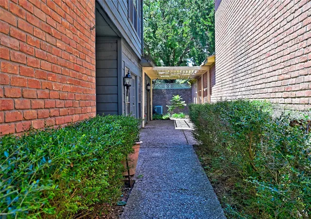 Photo 2 of Single family home for sale at 14317 Cashel Forest Dr, Houston, TX 77069 | MLS# 44807249 | Listing updated on 2026-08-21