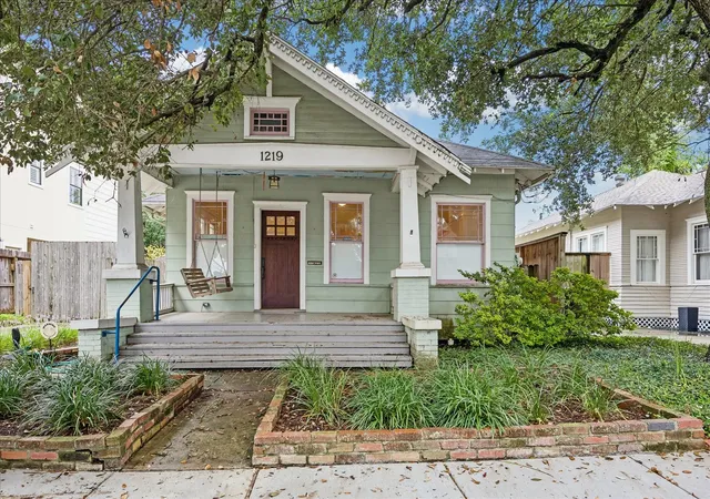 Photo 1 of Sale Pending at 1219 W Drew St, Houston, TX 77006 | MLS# 25070763 | Listing updated on 2026-08-26
