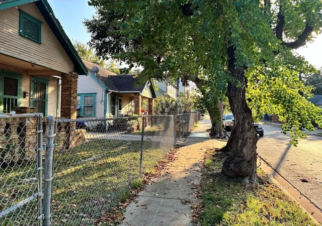 2nd image of 305 Eastwood St, Houston, TX 77011 | MLS# 52079157