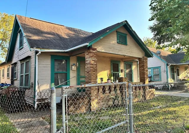 3rd image of 305 Eastwood St, Houston, TX 77011 | MLS# 52079157