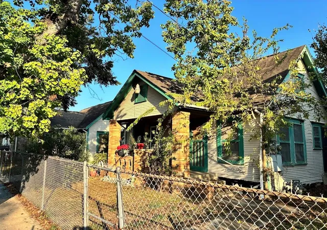 4th image of 305 Eastwood St, Houston, TX 77011 | MLS# 52079157