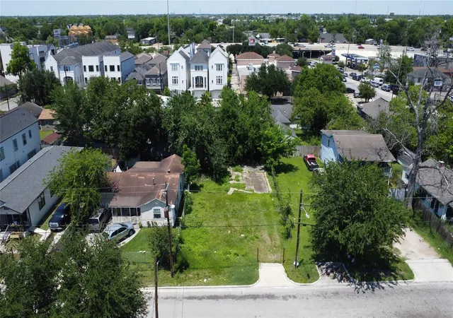 2nd image of 1209 E 27th St, Houston, TX 77009 | MLS# 2141763