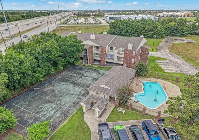 2nd image of 2501 Gulf Fwy, Dickinson, TX 77539