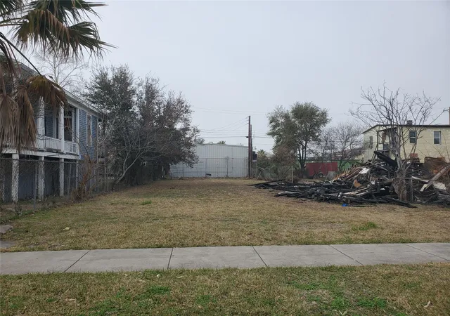 1st image of 2710 Avenue K, Galveston, TX 77550 | MLS# 85260702