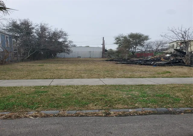 2nd image of 2710 Avenue K, Galveston, TX 77550 | MLS# 85260702