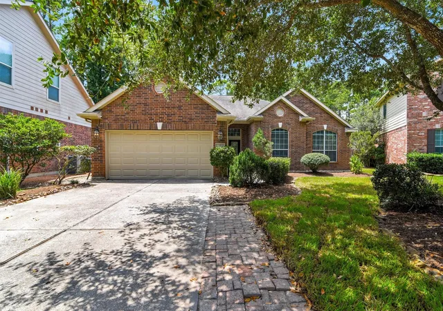 Photo 2 of Single family home for sale at 7 Caelin Ct, The Woodlands, TX 77382 | MLS# 86747521 | Listing updated on 2026-08-25
