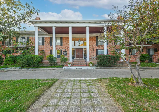 2nd image of 2824 Briarhurst Dr, Houston, TX 77057