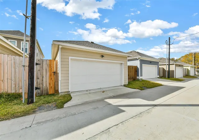 24th image of 2511 S Houston Ave, Pearland, TX 77581 | MLS# 23325407