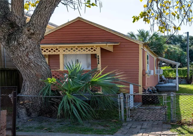 Photo 1 of Single family home for sale at 1511 J H Clouser St, Galveston, TX 77550 | MLS# 78789479 | Listing updated on 2026-08-21