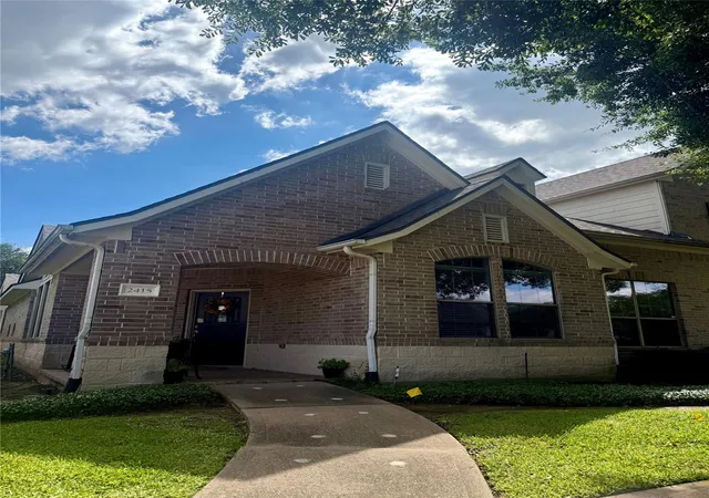 Photo 2 of Townhouse for sale at 2415 Clippers Sq, Houston, TX 77058 | MLS# 64233869 | Listing updated on 2026-09-15
