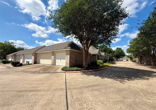 Photo 3 of Townhouse for sale at 2415 Clippers Sq, Houston, TX 77058 | MLS# 64233869 | Listing updated on 2026-09-15