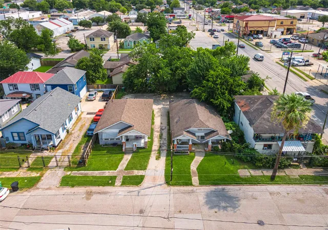 Listing Photo 4 - Condo for sale in building located at 6839th Ave K, Houston, TX 77011
