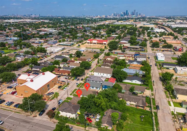 Listing Photo 5 - Condo for sale in building located at 6839th Ave K, Houston, TX 77011