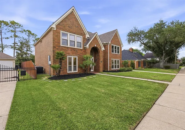 Photo 3 of Single family home for sale at 2312 Pebble Beach Dr, League City, TX 77573 | MLS# 26494436 | Listing updated on 2026-09-13