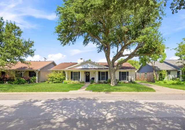 Photo 1 of Sale Pending at 3002 Beluche Dr, Galveston, TX 77551 | MLS# 43297977 | Listing updated on 2026-09-06