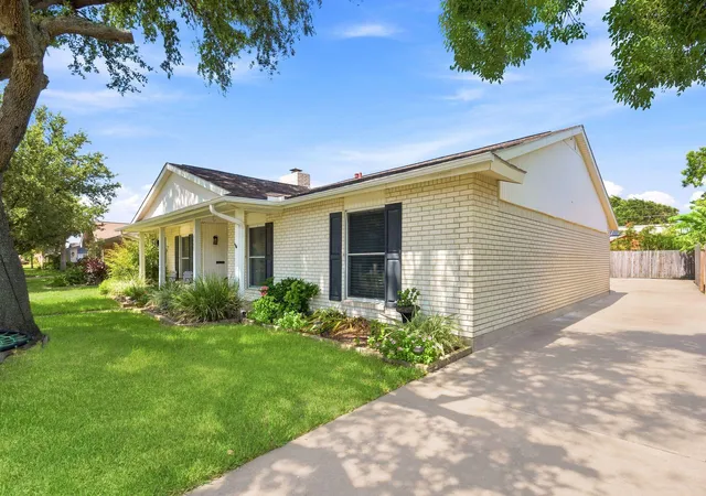 Photo 2 of Sale Pending at 3002 Beluche Dr, Galveston, TX 77551 | MLS# 43297977 | Listing updated on 2026-09-06