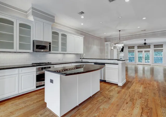 Photo 3 of Single family home for sale at 1013 Crocker St, Houston, TX 77019 | MLS# 96514404 | Listing updated on 2026-08-30