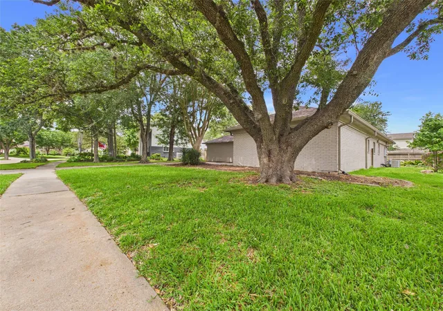 Photo 2 of Single family home for sale at 1010 Baronridge Dr, Seabrook, TX 77586 | MLS# 19410275 | Listing updated on 2026-09-13