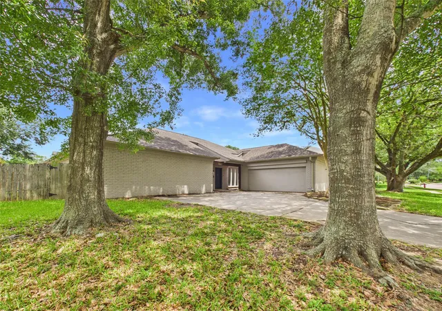 Photo 3 of Single family home for sale at 1010 Baronridge Dr, Seabrook, TX 77586 | MLS# 19410275 | Listing updated on 2026-09-13