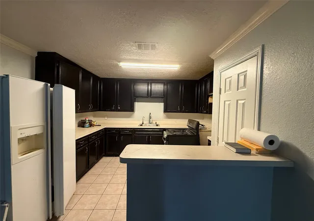Photo 4 of Sale Pending at 5651 Lyndhurst Dr, Houston, TX 77033 | MLS# 61509341 | Listing updated on 2026-09-18
